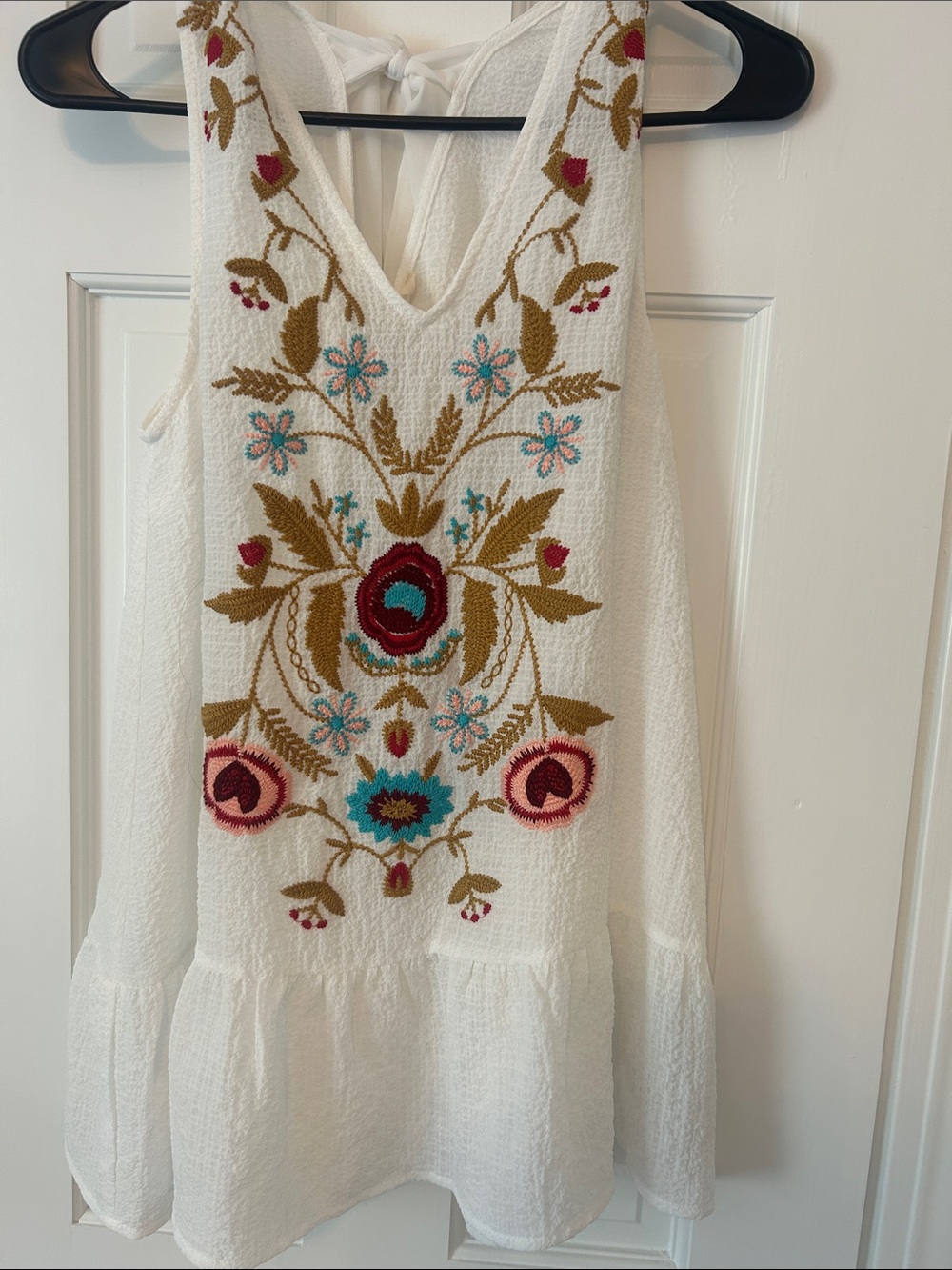 entro White Sleeveless Embroidered Floral Tunic